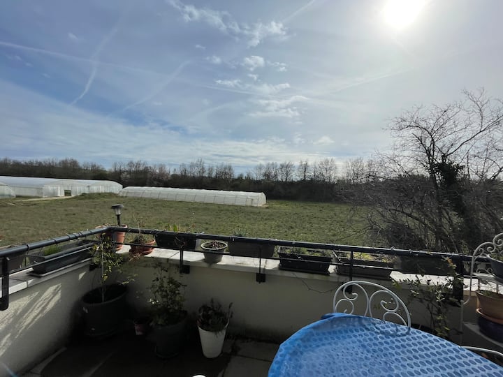 Joli Appartement Avec Terrasse - Aéroport de Lyon-Saint Exupéry (LYS)