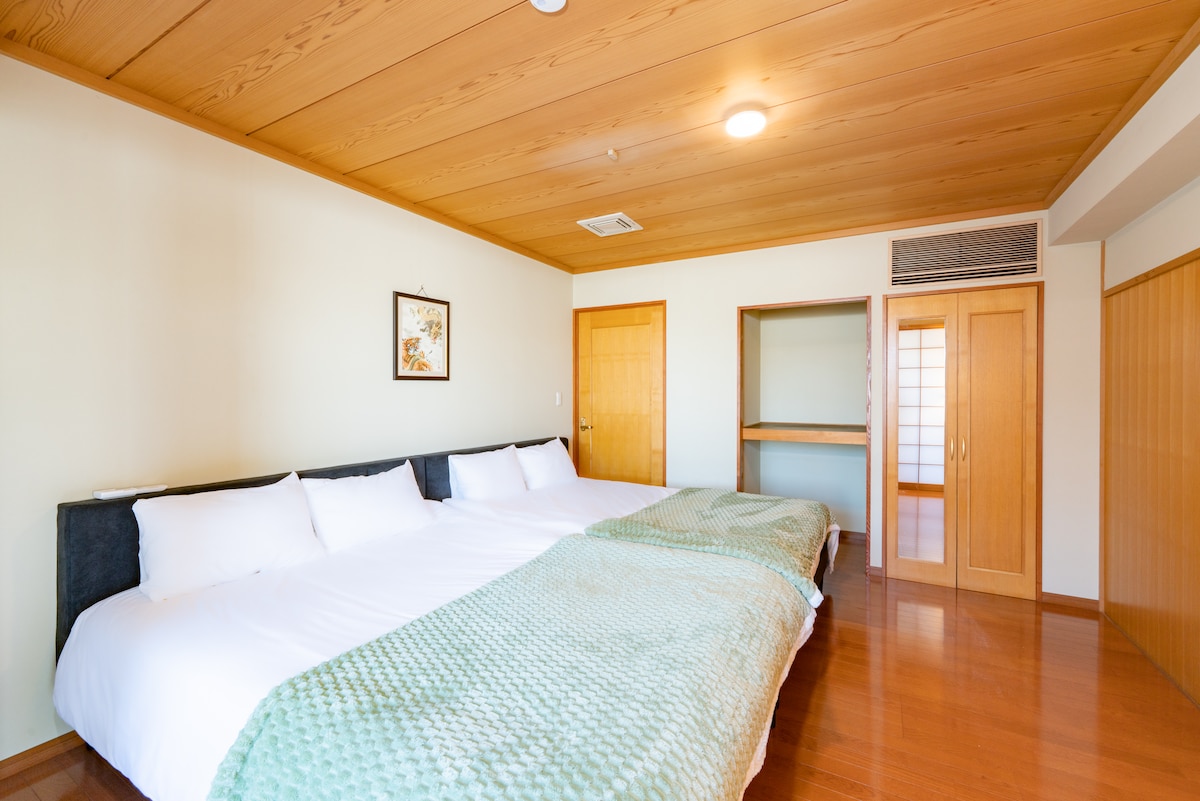 Kjo dhomë gjumi ka dy krevate dopio.