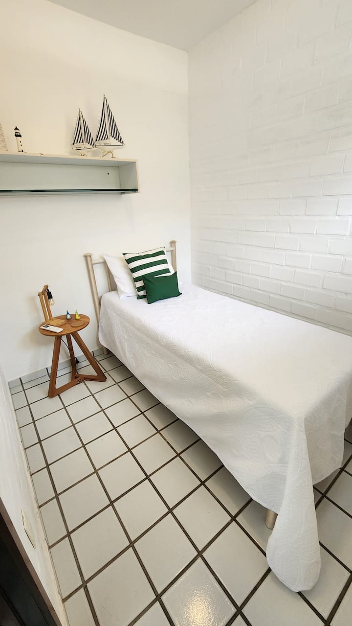 附属单元-带分体式冰箱，配备专用卫生间、1张床和1张额外的床垫，可再容纳2人。