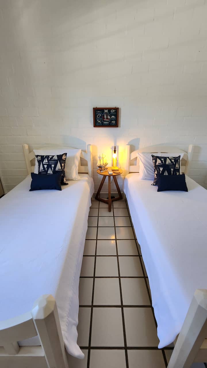 社交房3 -两（2）张单人床和一（1）张带轮子的双层床。