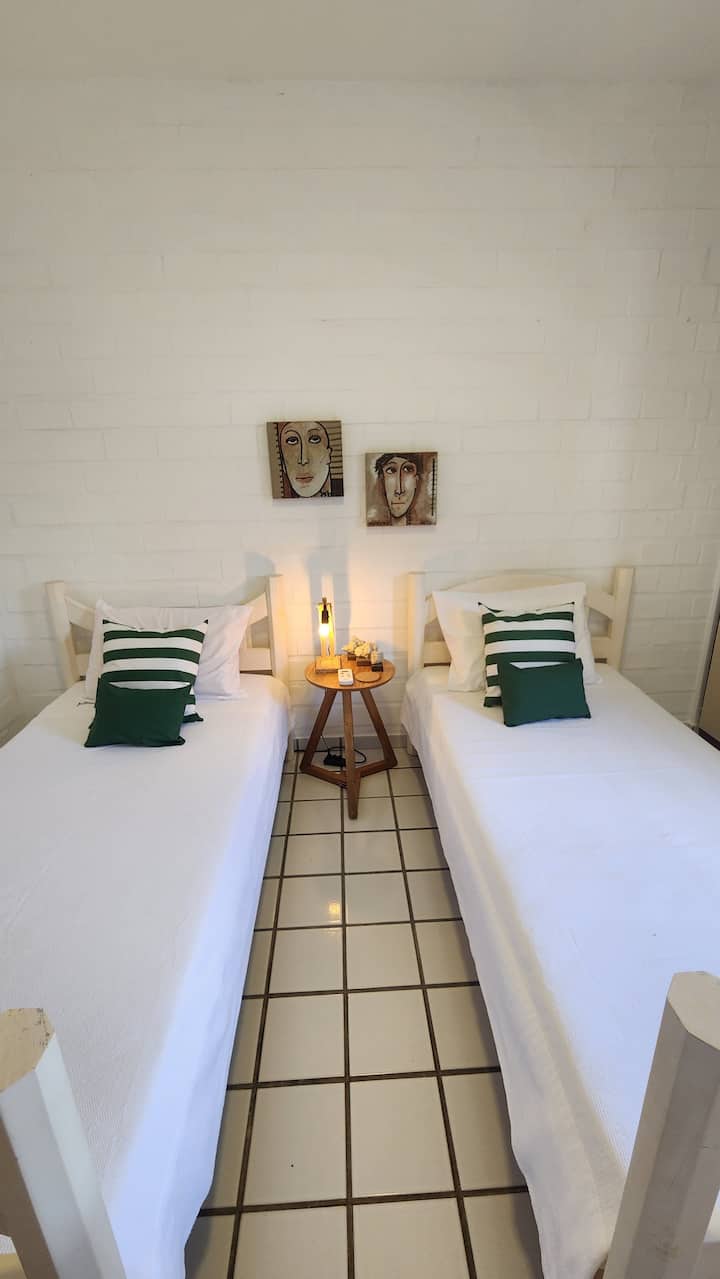 社交房4 -两（2）张单人床和一（1）张带轮子的双层床。