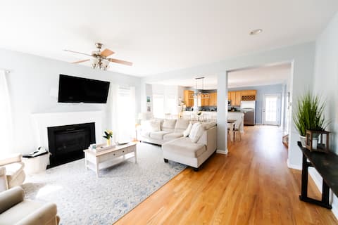 The Large Group Gathering Home by Downtown