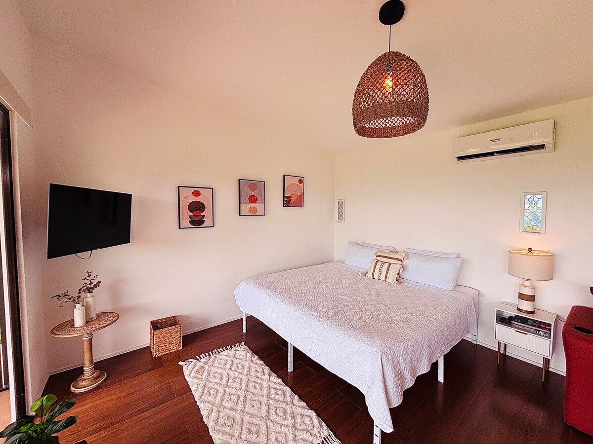 מיטת קינג-סייז + מיטת ספה: נוחות לקבוצות של עד 4 אורחים