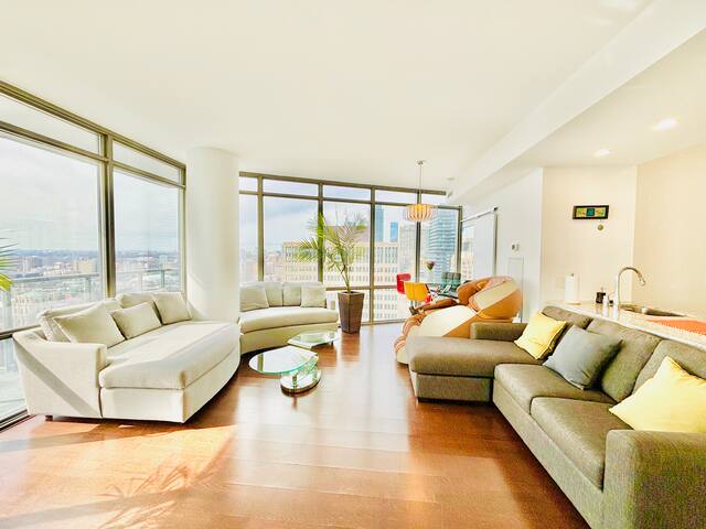 Chic Condo Unit on Bay Street gallery image 5