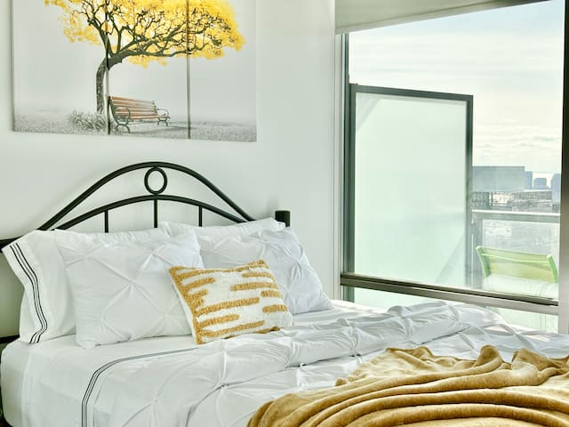 Chic Condo Unit on Bay Street