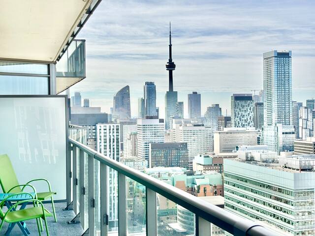 Chic Condo Unit on Bay Street gallery image 2