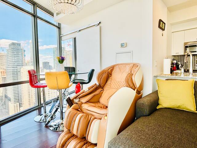 Chic Condo Unit on Bay Street gallery image 4