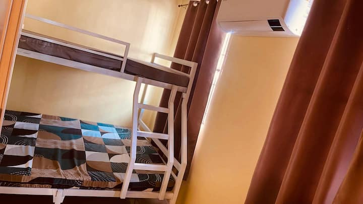 Matrac veľkosti Queen, semi double 48"( poschodová posteľ)
Súprava vybavenia ( zubná kefka,zubná pasta, šampón,mydlo)
Uterák
Papuče
*Môže sa ubytovať až 5 osôb.