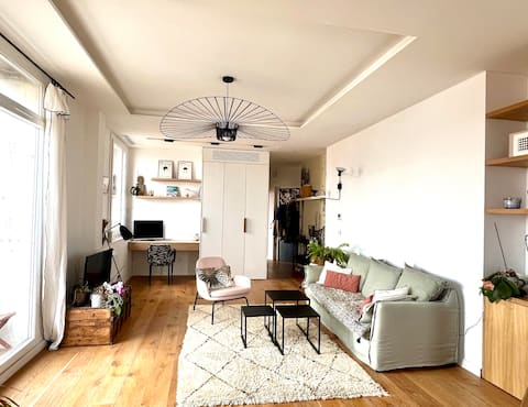 Popular Airbnb listing: Beautiful and large 2-room apartment with sea view in Marseille 7e Arrondissement