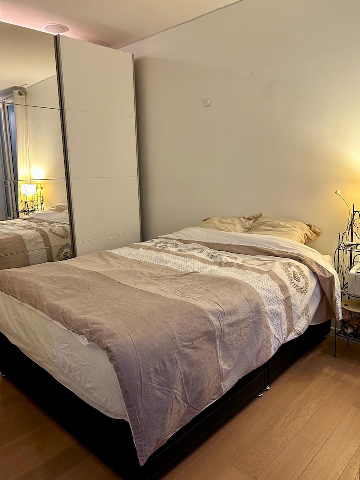 140 cm posteľ, pevná a pohodlná posteľná bielizeň