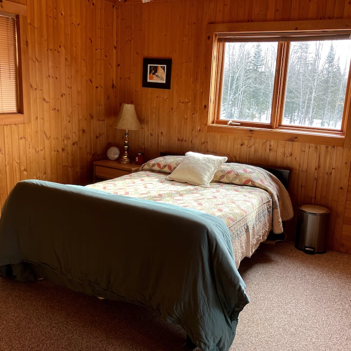 Spálňa na poschodí s manželskou posteľou. Pracovný priestor/písací stôl s výhľadom na Laughing Whitefish River.