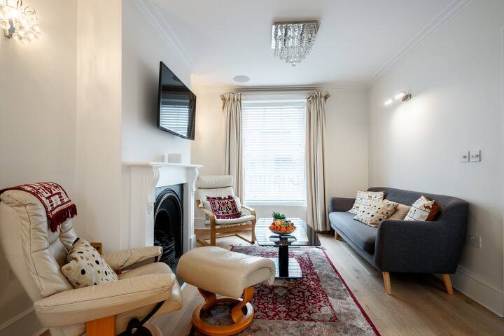 Luxe Layers: 3BR Villa with AC , Victoria Access gallery image 4