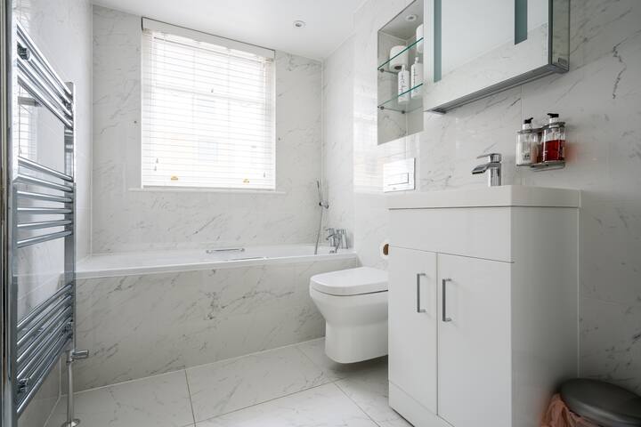 Luxe Layers: 3BR Villa with AC , Victoria Access gallery image 5