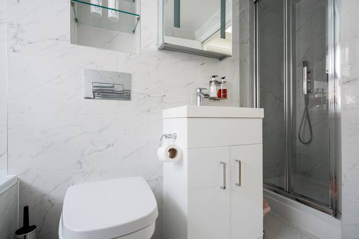 Luxe Layers: 3BR Villa with AC , Victoria Access gallery image 3