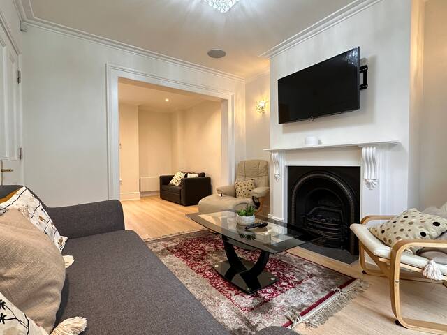 Luxe Layers: 3BR Villa with AC , Victoria Access gallery image 2