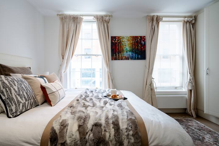 Royal Retreat: 3BR British Manor in Victoria | AC gallery image 4