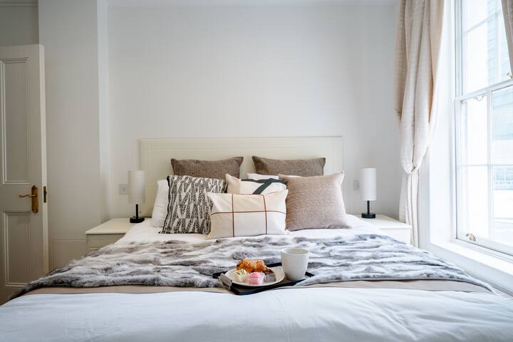 Royal Retreat: 3BR British Manor in Victoria | AC gallery image 3