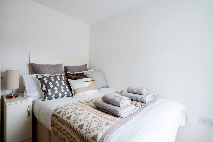 Royal Retreat: 3BR British Manor in Victoria | AC gallery image 5