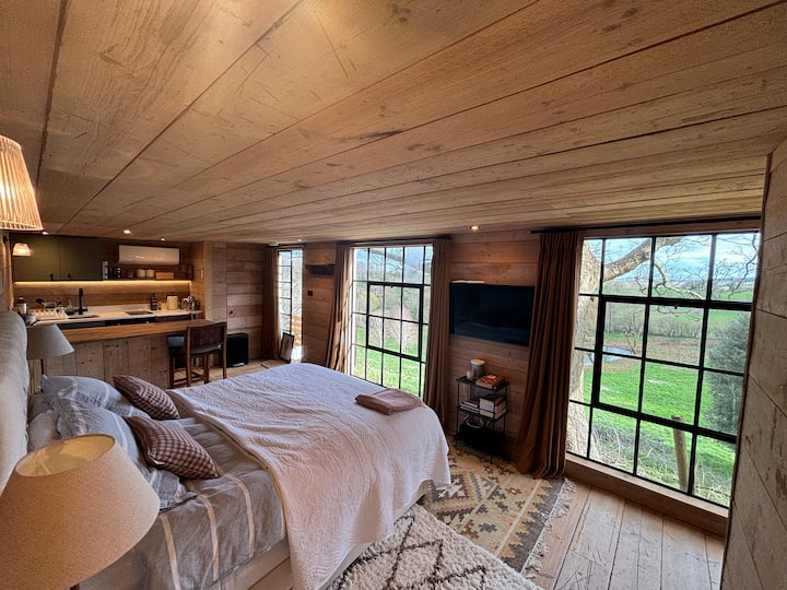 The Hide Tiny Houses For Rent In Oxfordshire England United Kingdom the-hide-tiny-houses-for-rent-in-oxfordshire-england-united-kingdom