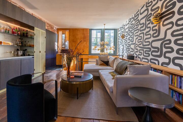 Mid-century modern luxury in the heart of Jordaan gallery image 3