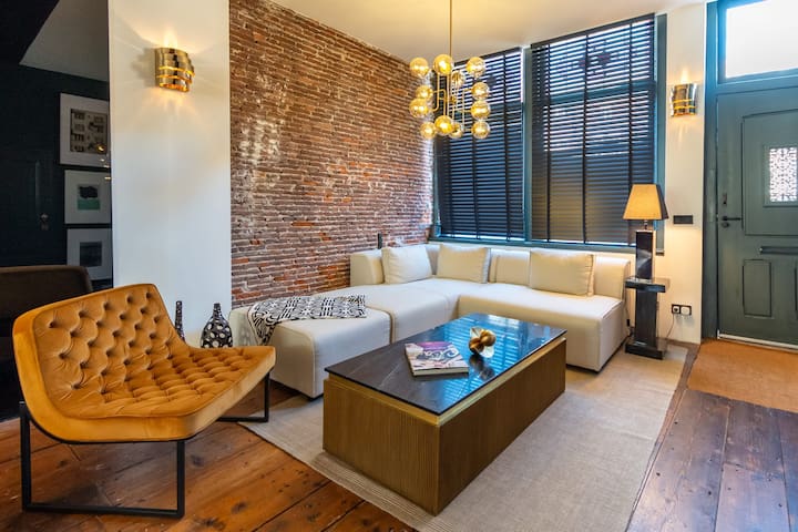 Mid-century modern luxury in the heart of Jordaan