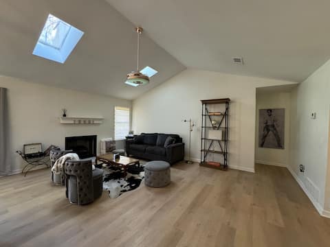 Top performing Airbnb: Elvis Themed Home Near Graceland in Whitehaven