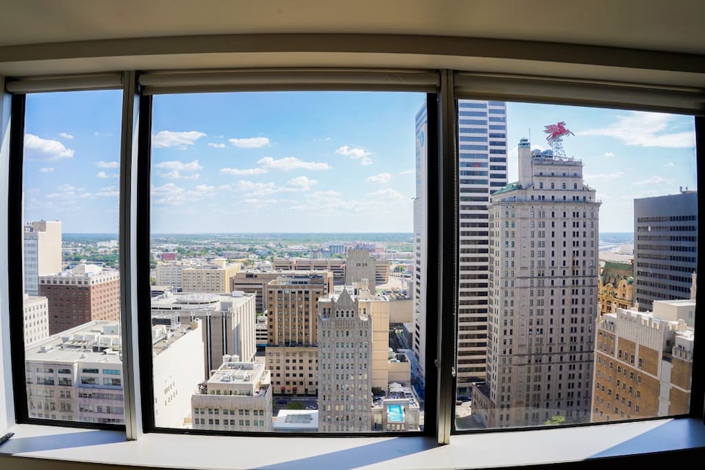 Cozy 1BR Apt: Rooftop Pool, Gym & Free Parking