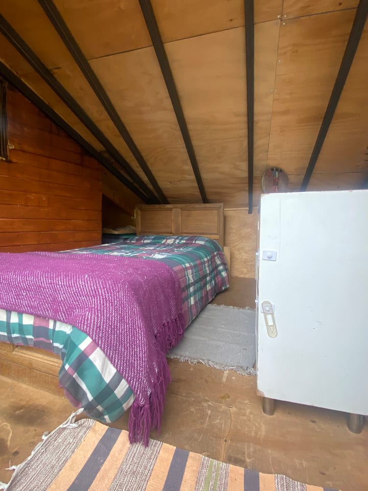 Es una pequeña habitación con una cama de plaza y media inmediata al dormitorio principal en caso de que vayas con tus hijos. 