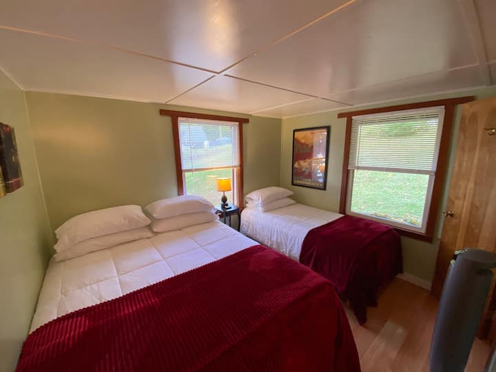 Спална соба број 2 со брачен кревет (широк 150-179 см) и брачен кревет (широк 180-179 см)