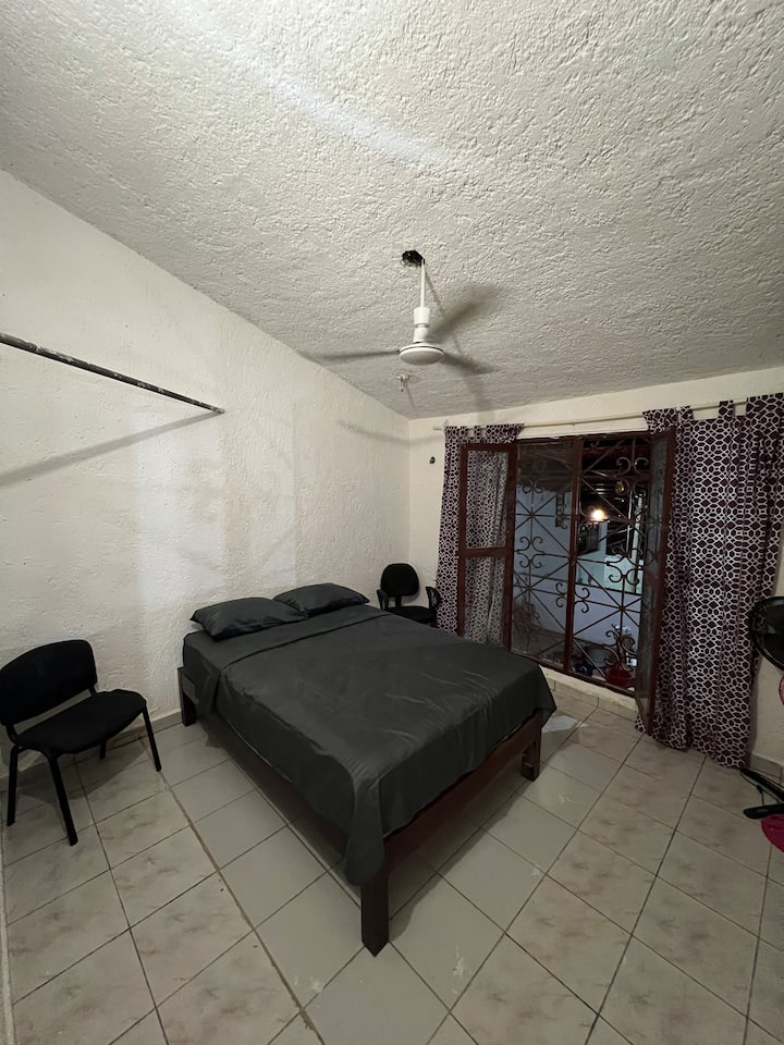 Soba s terasom, klima-uređajem, ormarom i ventilatorima. 