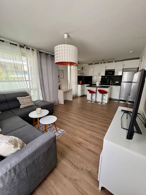 Popular Airbnb listing: Apartment with terrace 13m2 Hyper center in Colombes