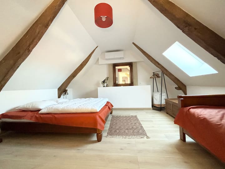 Na 2. katu imat ćete pristup ovoj velikoj spavaćoj sobi koja može primiti do 3 osobe.