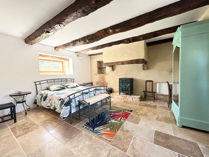 U prizemlju ćete otkriti prvu prostranu spavaću sobu s vlastitom kupaonicom.