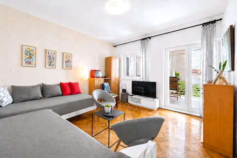 Successful Airbnb property: 40m from sea.62m2+14m2 terrace. Sea&Garden view in Grad šibenik