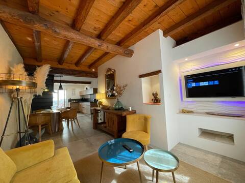 Popular Airbnb listing: Cozy house, 2 bedrooms, next to the Pkg ramparts. in Aigues Mortes