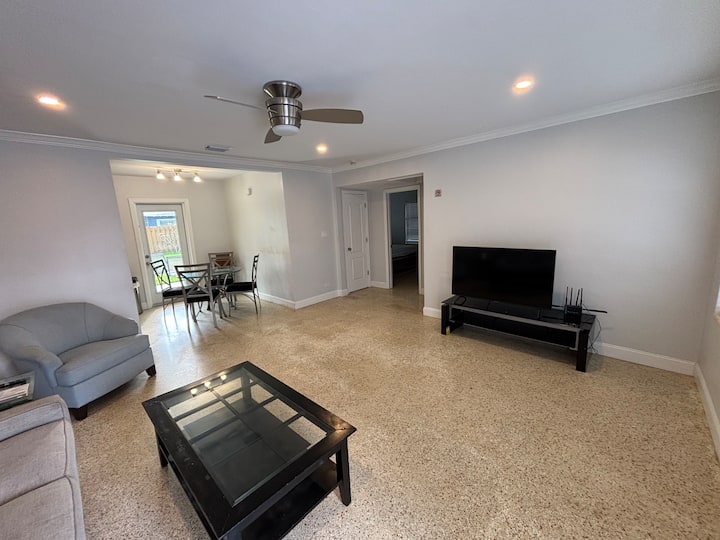 Homey Retreat W/backyard &Pool, Walkable To Beach - Pompano Beach, FL