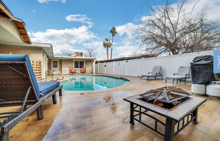 Spacious Villa near Strip*hot tub*Pool SJ