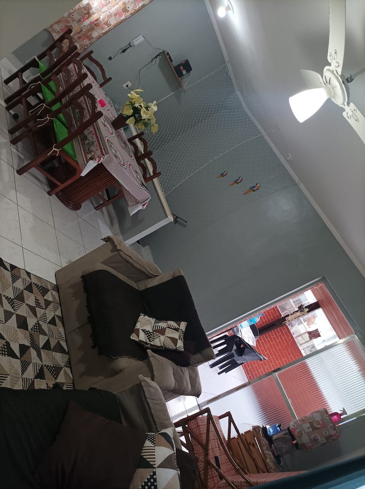 Karibu na meza kuna ngazi zinazoteremka hadi ghorofa ya nne ....(kuna ghorofa mbili) ghorofa ya nne kuna vyumba 3 vya kulala, mabafu 2, ghorofa ya tano sebule, jiko, eneo la kuchomea nyama na bafu jingine 