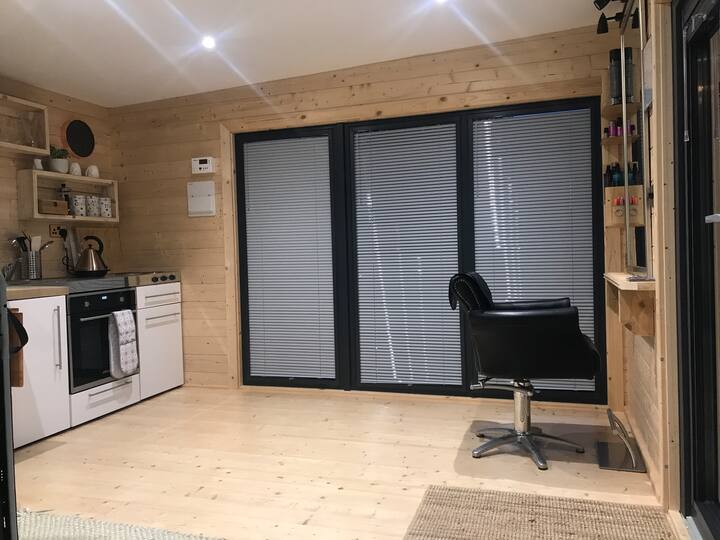 Light, Bright Studio Cabin - Wiltshire