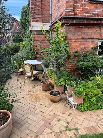 Grand 8-room apartment with private garden