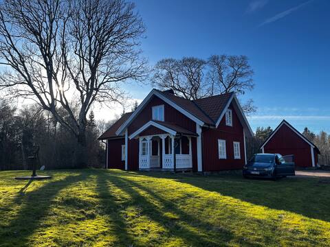 Traditional home & lake access