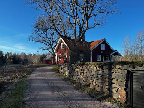 Peaceful farmhouse, lake & private hunting access