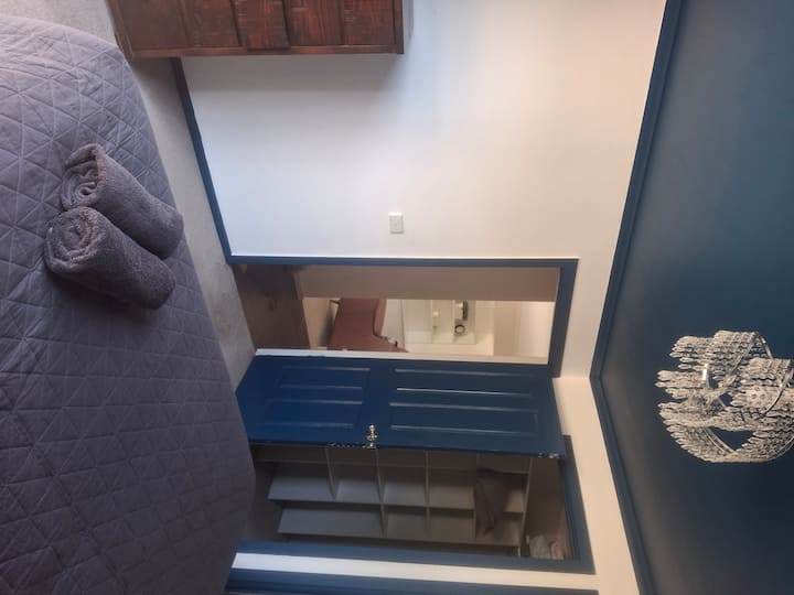 חדר שינה ראשי עם חדר ארונות וחדר רחצה צמוד