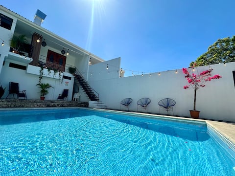 Beachfront w/ pool & rancho - Casa Coral