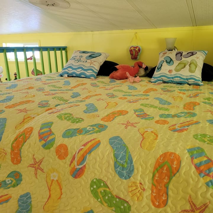 Loftová „flip flop“ spálňa s manželskou posteľou King