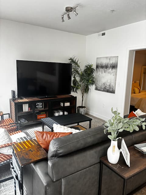 Successful Airbnb property: Cozy 2bed Apt w/Pool/Htub/Gym/Game Room in Sugar House