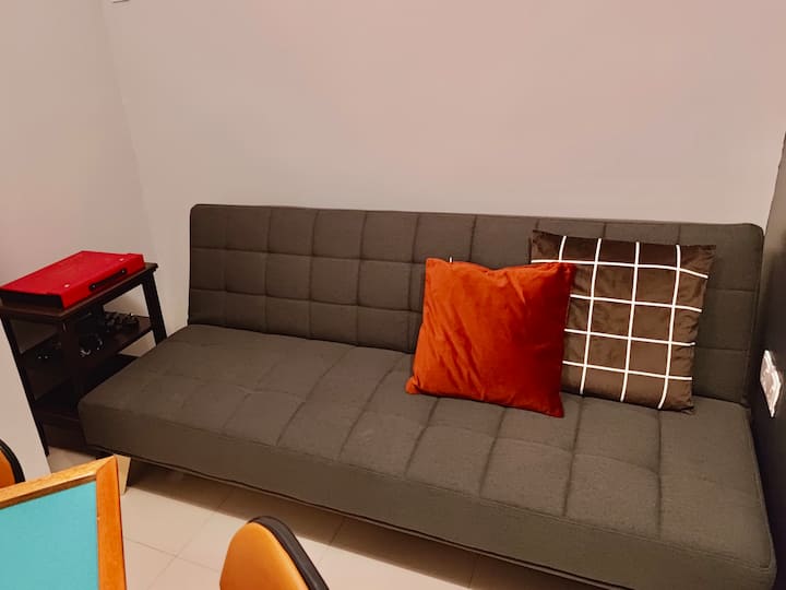 This cozy second-floor space includes a sofa bed as an additional sleeping space, as well as a full mahjong set that you can enjoy with friends late into the night.