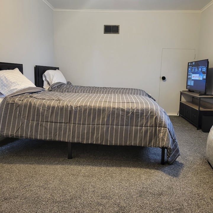 Dhoma e 3-të e gjumit. Dy krevate dyshe. Dyshek i kombinuar me pranverë/shkumë kujtese. Komodinë me priza/ porta USB. 43 inç Amazon Fire TV. 