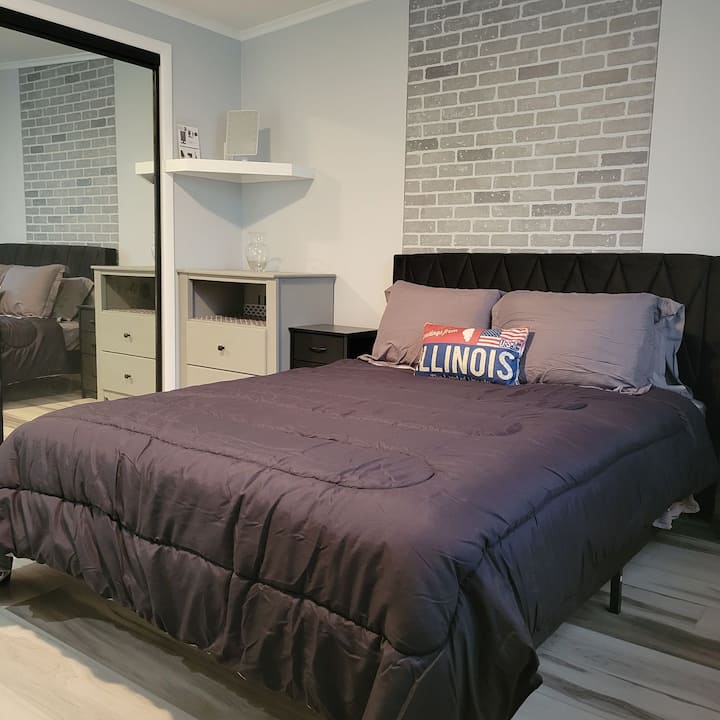 Dhoma kryesore e gjumit në katin e parë. Krevat "Queen Size" me porta USB në kokë. Dyshek i kombinuar me pranverë/shkumë kujtese. Plus Memory Foam Topper. Opsioni i batanijes me peshë. Pasqyra e karikueshme e makijazhit. Dollap i madh. 