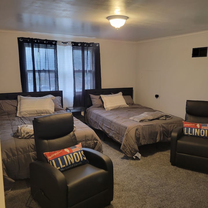 Dhoma e dytë e gjumit me dy krevate të plotë. Dyshek i kombinuar me pranverë/shkumë kujtese. Opsioni i batanijes me pesha. Komodinë me priza/porta USB. 